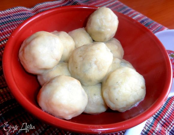 Готовые выгружаем шумовкой и ставим вариться вторую партию...