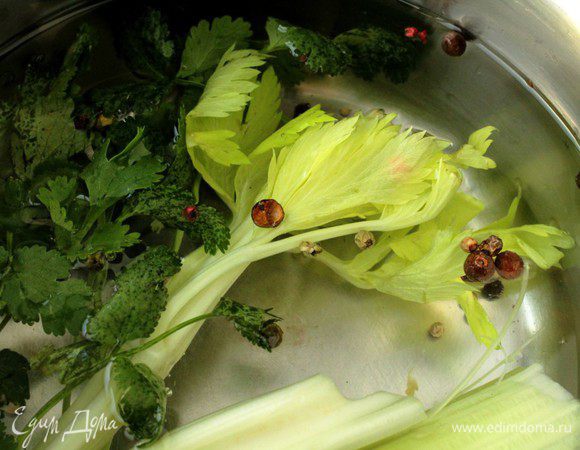 В кастрюлю налить 1 л воды, положить в воду черешок сельдерея, перец-горошек и веточки кинзы, посолить.  Довести до кипения,  положить креветки, снова довести до кипения и оставить на 1 час.