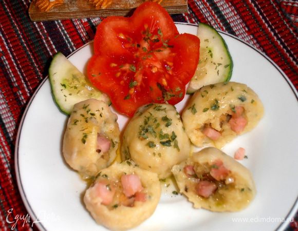 Подаём с помидоркой, разрезанной зигзагом острым ножом. Сверху посыпала петрушенцией!