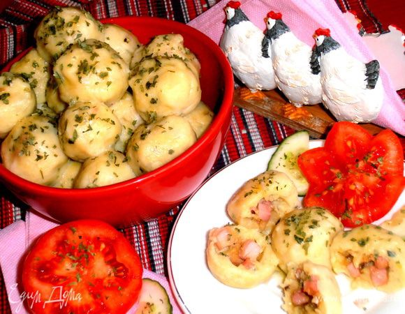 Подаём сразу (или съедаем сами!). Картофельное тесто у меня осталось. Скатала из него шарики, заморозила и будет потом суп с картофельными клёцками!