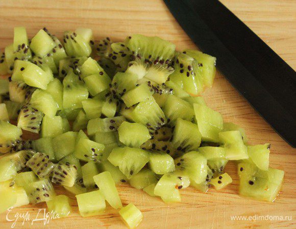 Киви почистить и порубить мелким кубиком.