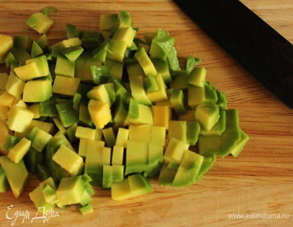 Так же порубить авокадо...