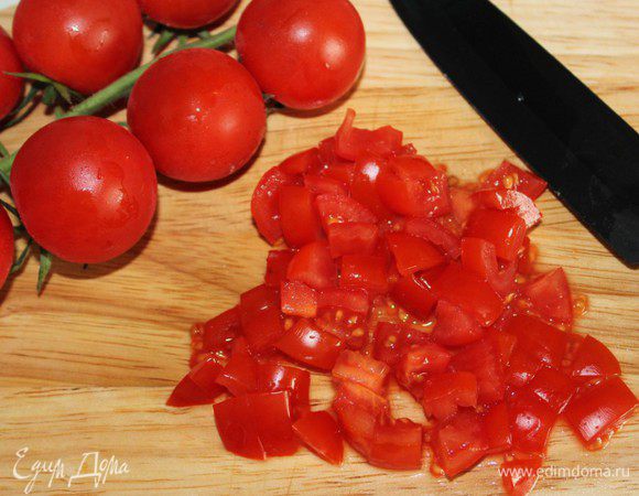 Помидоры помыть и нарезать мелко.
