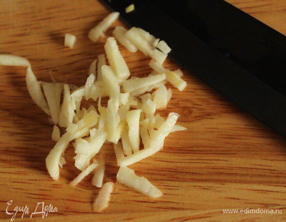Порубить чеснок.