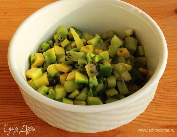 Перемешать киви и авокадо и заправить лимонным соком и белым ромом.