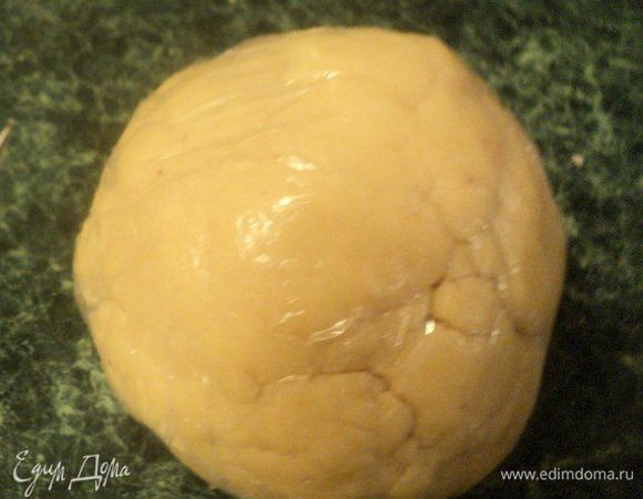 Для песочного теста просеять на доску 300 г муки со щепоткой соли, добавить холодное масло, порезанное  кусочками и порубить ножом в крошку. Добавить 3 ст. ложки ледяной воды и быстро замесить тесто. Скатать тесто в колобок, обернуть пищевой пленкой и положить в холодильник на 30 мин.