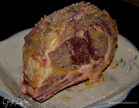 Разогреть духовку на 230 гр. Корейку переложить на противень или в жаропрочное блюдо и поставить ребрами вниз. Посолить и поперчить.