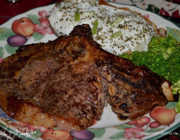 Готовим при этой тем-ре 15 мин. Потом снижаем тем-ру до 180 гр.и готовим еще 15 мин. После проверяем каждые 15 мин.  термометром для мяса тем-ру она должна достигнуть 125 Ф или 52 гр.Ц, если вам нравится мясо средней прожарки. И готовим дольше, если вы любите полностью прожаренное. 
Хорошо прожаренное мясо не дает обильного розового сока.
Дадим отдохнуть после духовки 15 мин. перед тем как разрезать мясо.
Подаем с гарниром. Приятного аппетита!!!