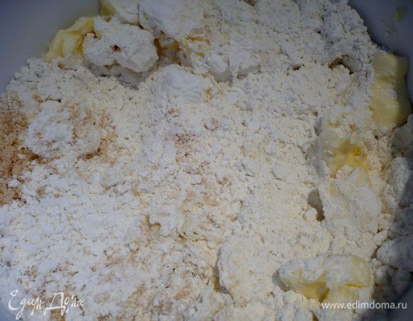 Приготовим тесто. Для этого смешаем все ингредиенты в комбайне насадкой для вымешивания теста.