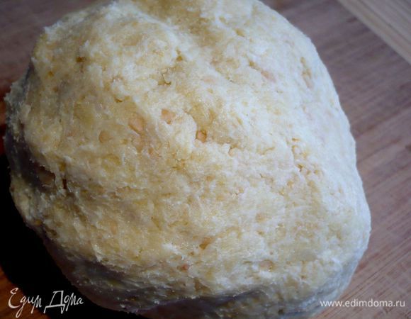 Соберем тесто в шар. Тесто будет сначала липким, но потом мы добавим совсем немного муки и постараемся быстро обмять тесто со всех сторон, тесто должно отставать от рук.