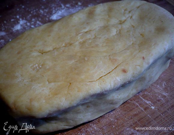 Сформируем вот такой кирпичик. Положим наше тесто в пленке в холодильник на 1 час.