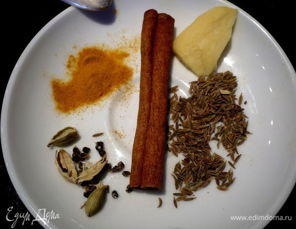 Приготовим приправы. Для этого на сухой сковороде слегка подогреем куркуму, корицу и кумин, пока они не начнут источать аромат. Затем измельчим их в ступке или в мельнице. Смешаем с куркумой.