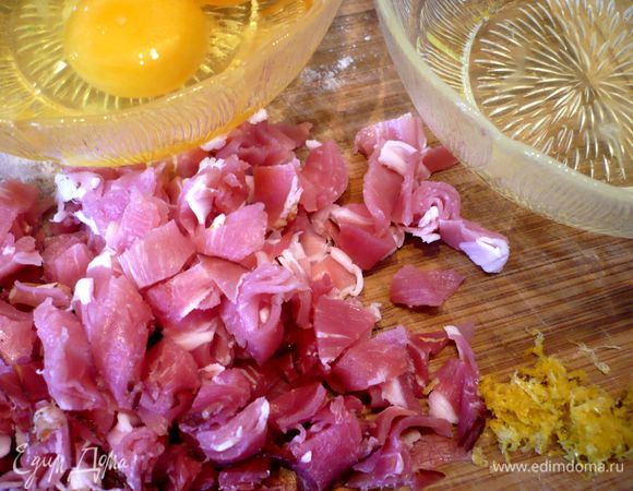 Снимем с лимона цедру и мелко порежем ветчину. Почистим и разрежем на половинки чеснок. Натрем его на терке, имбирь также натрем на терке.