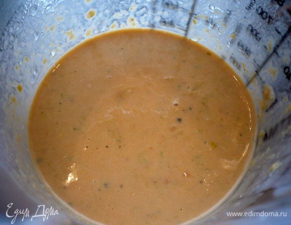 Смешаем кокосовое молоко с цедрой лимона и натертым чесноком и имбирем. Добавим половину чечевичного рагу и измельчим погружным блендером. Введем яйца и желток, перемешаем венчиком.  