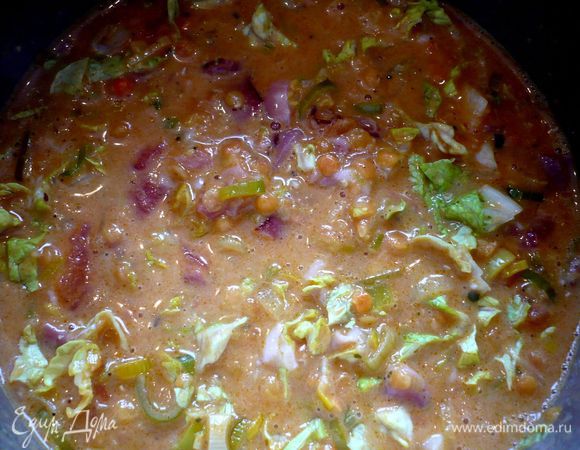 Добавим салат, ветчину и оставшуюся половину чечевичной массы. Перемешаем и добавим ½ чайной ложки наших приправ. Посолим, поперчим. 