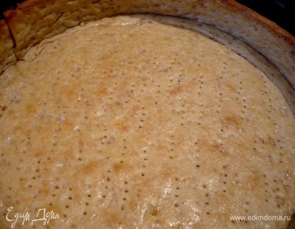 Форму с тестом ставим в духовку на 10 минут. Через 10 минут накрываем пекарской бумагой и готовим еще 15 минут.