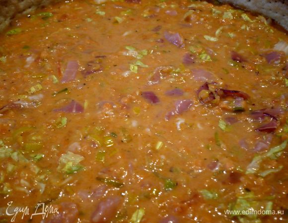 Смазываем корж белком и ставим в духовку на 1 минуту. Выкладываем начинку, закрываем пекарской бумагой и снова ставим в духовой шкаф уже при 180 градусах на 15 минут, затем повышаем температуру до 200 градусов и готовим еще 15 минут. Оставляем тарт в выключенной духовке на полчаса-час «отдохнуть».