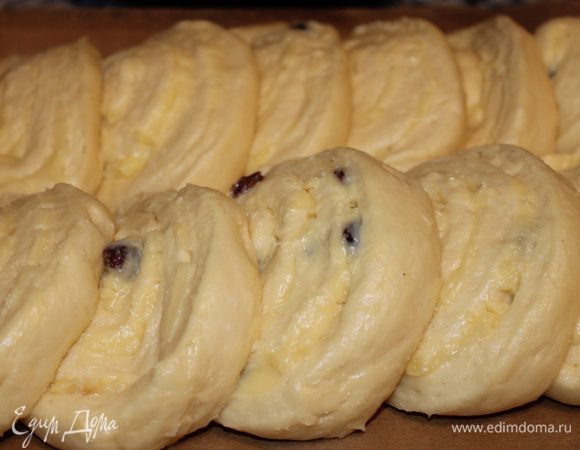 Замешиваем тесто обычным способом. ставим для расстойки в теплое место. примерно на 2,5 часа. Варим пока пудинг. берем 750 мл. молока добавляем сахар, 2 уп. пудинга. и варим на медленом огне  до загустения. В готовый добавляем изюм и накрываем пленкой чтобы не образовалас корочка,даем остыть ему.
Подошедшее тесто раскатываем в пласт 40 на 60см. кладем нашу начинку и размазываем,  скручиваем тесто с начинкой в колбаску. режем ее на шайбы по 1,5см. Эти шайбы укладываем на лист внахлест, друг на друга. даем постоять в тепле 40минут.