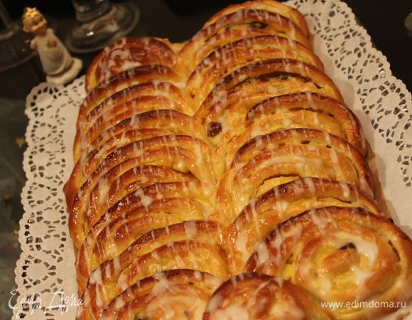  Выпекаем при 200гр. 30-40 минут.
Варенье абрикосовое разогреваем добавляем 3 ложки воды. Готвый пирог горячим еще поливаем разогретым вареньем. даем немного остыть. Пудру смешиваем с водой и поливаем хаотично сверху.Приятного чаепития!