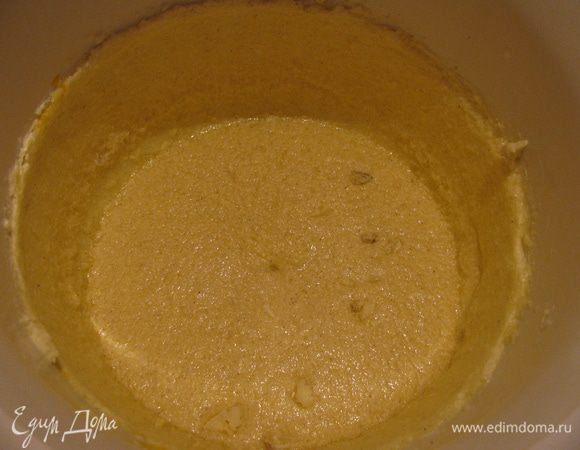 Масло взбить с сахаром и ванильным сахаром и солью до получения однородной массы. По одному вбиваем яйца, после каждого тщательно вымешиваем. Т.к. я уменьшила количество яиц и муки, то масло можно смело тоже убавить в половину, я уменьшить решила уже после того как смешала масло и сахар.