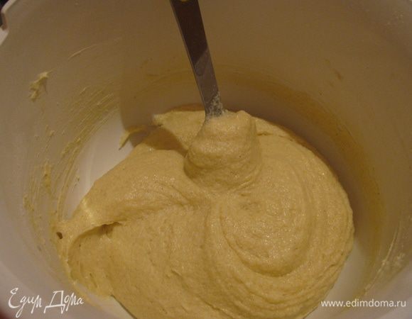 Муку просеиваем с разрыхлителем, соединяем с яично-масляной массой и замешиваем тесто. Возможно если добавить меньше масла или больше муки,то вишня не утонет в процессе выпечки. Я еще только учусь и поэтому не всегда знаю конечный результат,особенно если рецепт взят из журнала)))