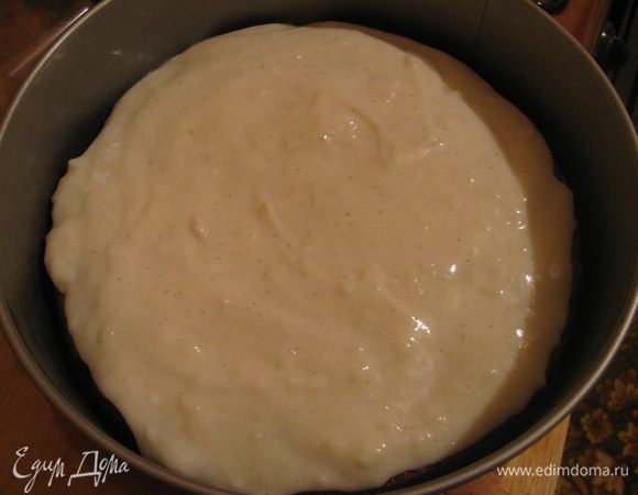 Крем я сделала в упрощенном варианте, в оригинале предполагается пудинг еще с 200 г масла взбить,я не люблю такое жирное, но кому нравится то пожалуйста можно и так сделать. Смешиваем сахар с мукой добавляем молоко. Доводим до кипения и на медленном огне доводим до загустения, добавляем сливочное масло. Выливаем крем на корж и отправляем в холод на 30мин.