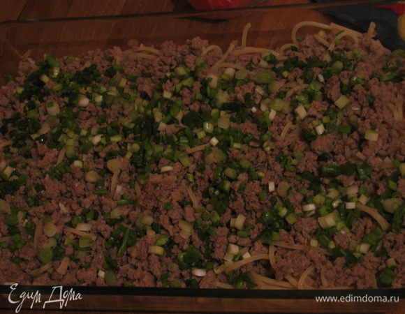 Мясо обжариваем с чесноком.Выкладываем поверх макарон и посыпаем зеленым луком.