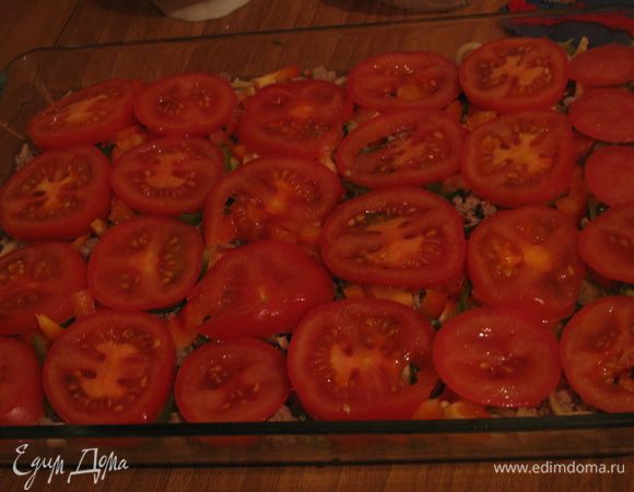 Нарезаем перчик и помидоры и выкладываем 3й и 4й слой соответственно.