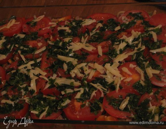 Яйца взбиваем с молоком и петрушкой.Посолить поперчить добавить сыр и заливаем все полученным соусом.Духовку нагреваем до 200С и выпекаем 20мин.