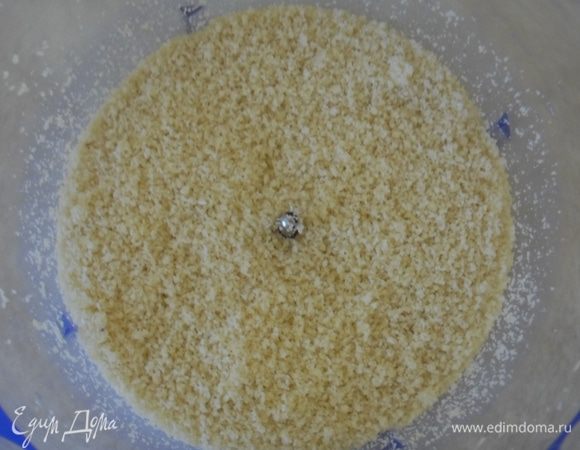 Миндаль очистить от кожуры, предварительно замочив в горячей воде на 10 минут, и как можно мельче измельчить в блендере (если используете муку, этот пункт пропускаете).