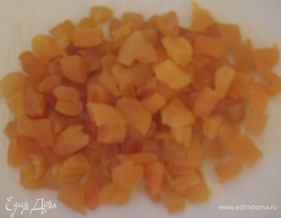 Курагу помыть и порезать на небольшие кусочки.