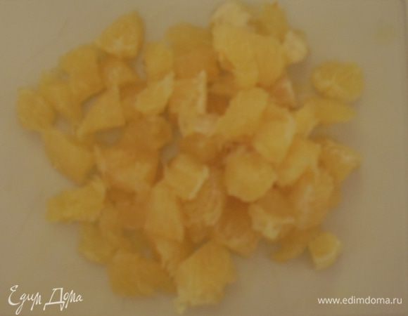 Половину апельсина очистить от пленок и нарезать небольшими кусочками. Вторую половину апельсина оставить для сока (нам понадобится сок 1/4 апельсина).