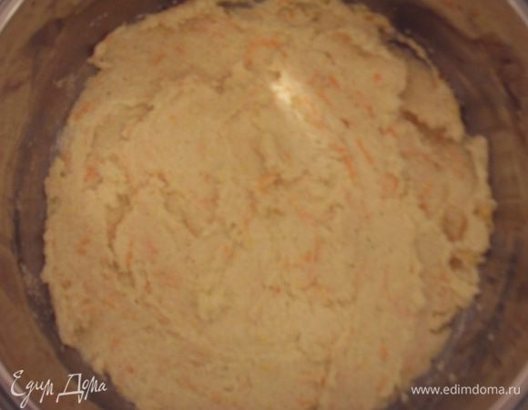 В масло ввести муку, цедру апельсина, рукой выжать сок 1/4 апельсина и растереть все.