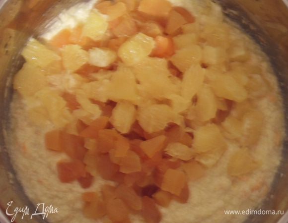 Добавляем кусочки кураги и апельсина и еще раз размешиваем.