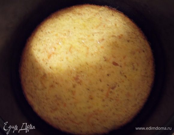 Выкладываем тесто в форму, смазанную маслом, и ставим в духовку. Выпекатся кекс примерно 45-50 минут при 160 градусах. Также его можно печь и в мультиварке. На фото изображен кекс, который я пекла в мультиварке 45 минут в режиме "Выпечка".