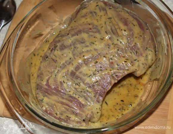 Смешиваем все ингредиенты в миске,натираем мясо и оставляем на ночь в холодильнике.Я мариную мясо в стеклянной миске с крышкой,вы можете просто затянуть мясо пленкой.