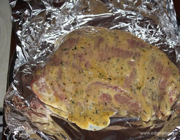 Сделать из двойного слоя фольги карман.положить мясо и поставить в духовку на 50 минут при 200 градусах.