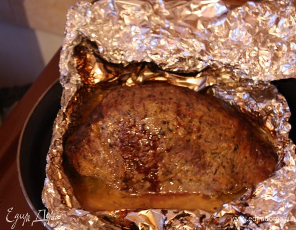 Через 20 минут достаем мясо из духовки и даем ему отдохнуть минут 20-30. приятного аппетита!!