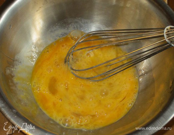Венчиком взбить яйца со щепоткой мускатного ореха и солью.