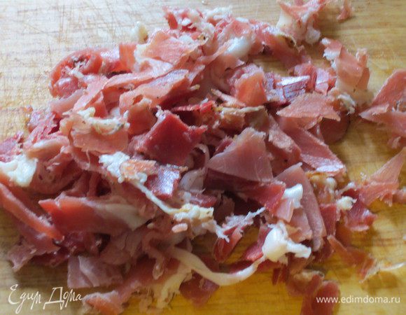  Петрушку и окорок мелко нарезать.Хлеб  измельчить.