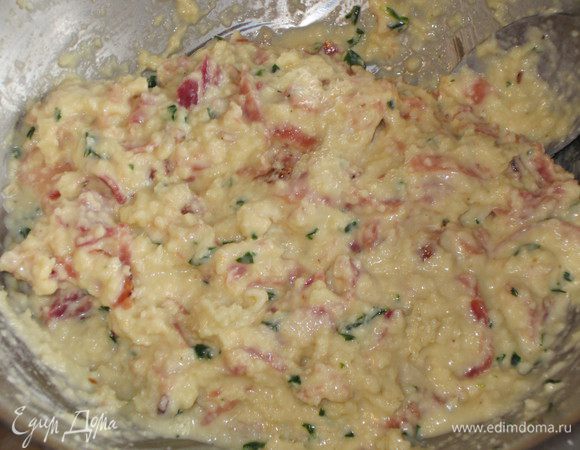 В миске смешать петрушку,окорок,хлебные крошки,взбитые яйца.Добавить молоко и постепенно ввести муку. Хорошо перемешать и отставить на 30 минут.