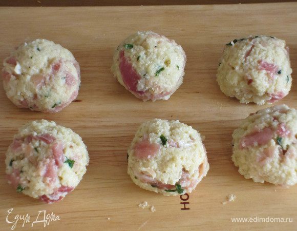 Сформировать клёцки и варить в кипящем бульоне 15 минут.