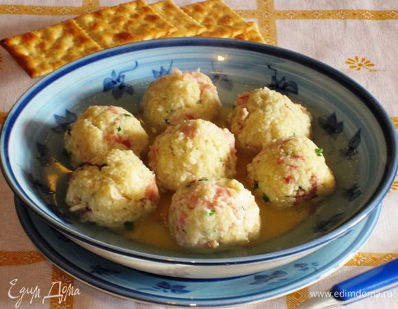 Подавать клёцки с бульоном или мясным рагу.Приятного аппетита:)