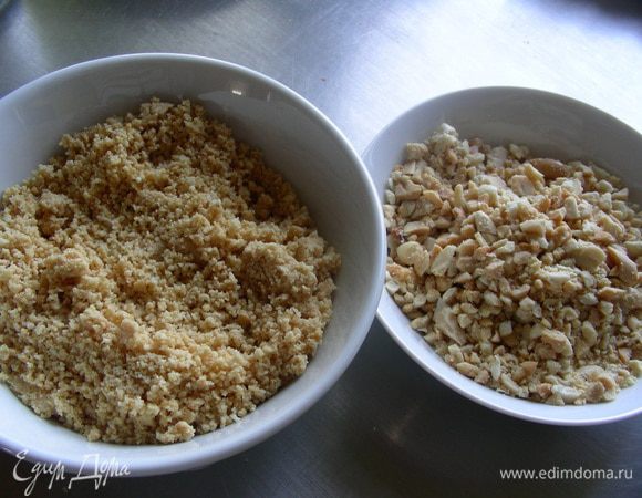 Если арахис сырой, то его нужно обжаритьна сухой сковороде или подсушить в духовке 160 гр, периодически помешивая. После этого он легко очищается от кожуры. 1/2 стакана арахиса крупно рубим, остальной измельчаем в блендере в мелкую крошку. 
