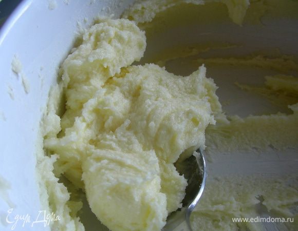 Сливочное масло взбиваем с сахаром.