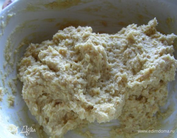 После этого добавляем все остальные ингредиенты и замешиваем мягкое, липнущее к рукам тесто. Убираем его в холодильник минимум на час (у меня 3 часа простояло). За это время оно становится очень твердым.
