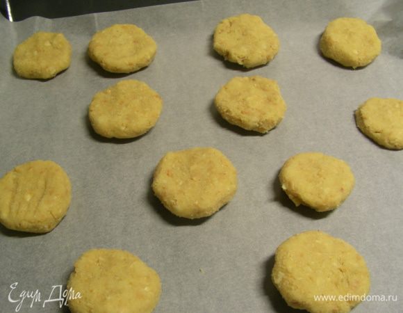 Отрываем от него по кусочку, катаем кружок, слегка расплющиваем его, придавая круглую форму и выкладываем на противень, застеленный бумагой для выпечки. Выпекаем при 180 гр. минут 15-20 до золотистого цвета. 
