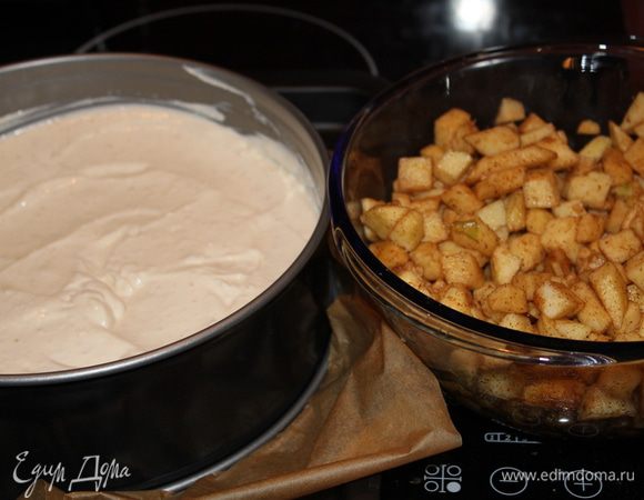 Творог, яйца, ойгурт, сахар мусковадо, корицу, овсяные отруби и кукурузный крахмал смешиваю в блендере до однородной массы. Яблочки очищаю, нарезаю квадратиками, смешиваю их с сахаром мусковадо и корицей. Выкладываю в круглую разъёмную форму творожную массу и наверх яблочки. У меня получилось, что яблоки дали достаточно много сока, который пропитал саму творжную массу, было такое ощущение во время еды. Выпекала примерно 1 час на 180 градусов в духовке. Пирог остудить и нарезать.