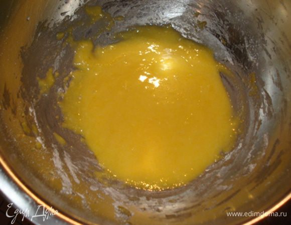 Белки отделить от желтков. Желтки взбить с сах. пудрой.