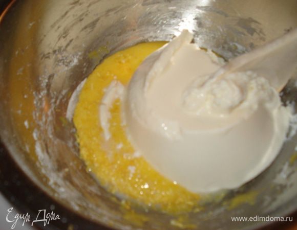 Затем добавить лимонную цедру и рикотту. Перемешать до объединения.